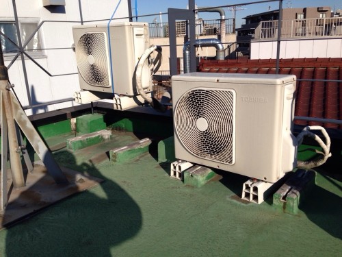 クーラー吊上げ中