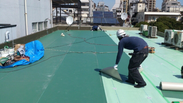千葉県松戸市の鉄骨マンション｜屋上の防水工事（塩ビシート防水）の施工事例