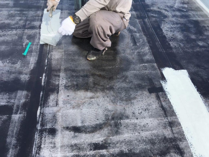 既存のシート防水劣化に伴う屋上防水工事（ウレタン塗膜・密着工法）｜茨城県牛久市のSマンションにて雨漏り修理