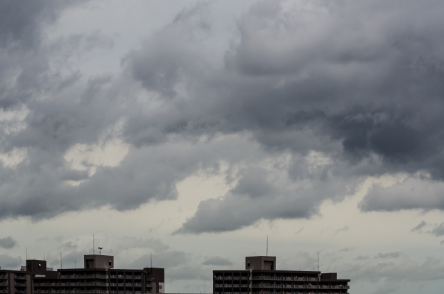 台風の曇り空