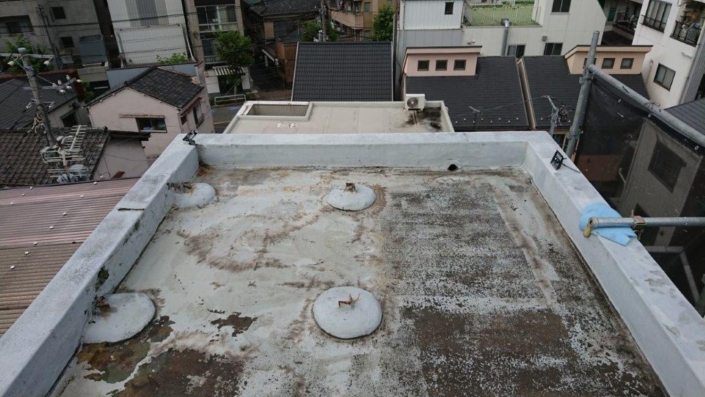 劣化した既存防水層