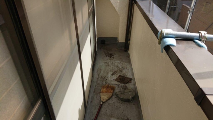 劣化したベランダ