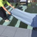 屋上へ通気緩衝シートの張り付け｜茨城県つくば市のB社にて防水工事中