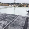 屋上防水に伴う1層目のウレタン塗装｜茨城県牛久市のマンションにて防水工事中