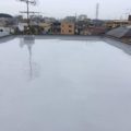 屋上防水に伴う保護トップコート塗装（3層目）｜茨城県牛久市のマンションにて防水工事中
