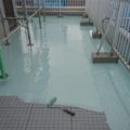 屋上の防水工事（1層目のウレタン塗布）｜茨城県坂東市のH様邸にて雨漏り修理