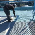 屋上防水に伴う1層目のウレタン塗布｜茨城県結城市にて屋上の雨漏り修理