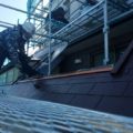 屋根の上塗り塗装（主材2回目の塗布）｜東京都足立区のマンションにて防水工事中