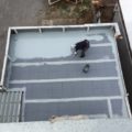 屋上防水に伴う1層目・2層目のウレタン塗布｜茨城県那珂市のビルにて防水工事中