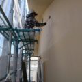 外壁の上塗り塗装（主材2回目の塗布）｜東京都葛飾区青砥のN様邸にて防水工事中