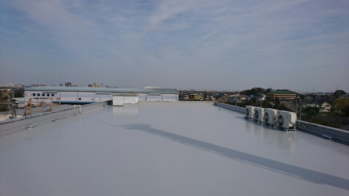 屋上防水のトップコート塗布