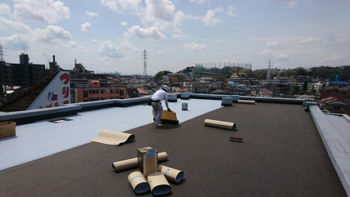 アスファルト防水・施工中