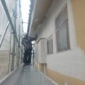 外壁の中塗り塗装（主材1回目の塗布）｜東京都葛飾区青砥のN様邸にて防水工事中