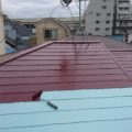 屋根の中塗り塗装（主材1回目の塗布）｜東京都足立区のN様邸にて防水工事中