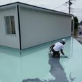 屋上防水に伴う1層目のウレタン塗布｜埼玉県越谷市の某歯科医院にて防水工事中