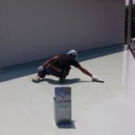 屋上の防水工事（2層目のウレタン塗布）｜埼玉県越谷市の某歯科医院にて防水工事中