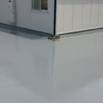 屋上の防水工事（保護トップコート塗布）｜埼玉県越谷市の某歯科医院にて防水工事中